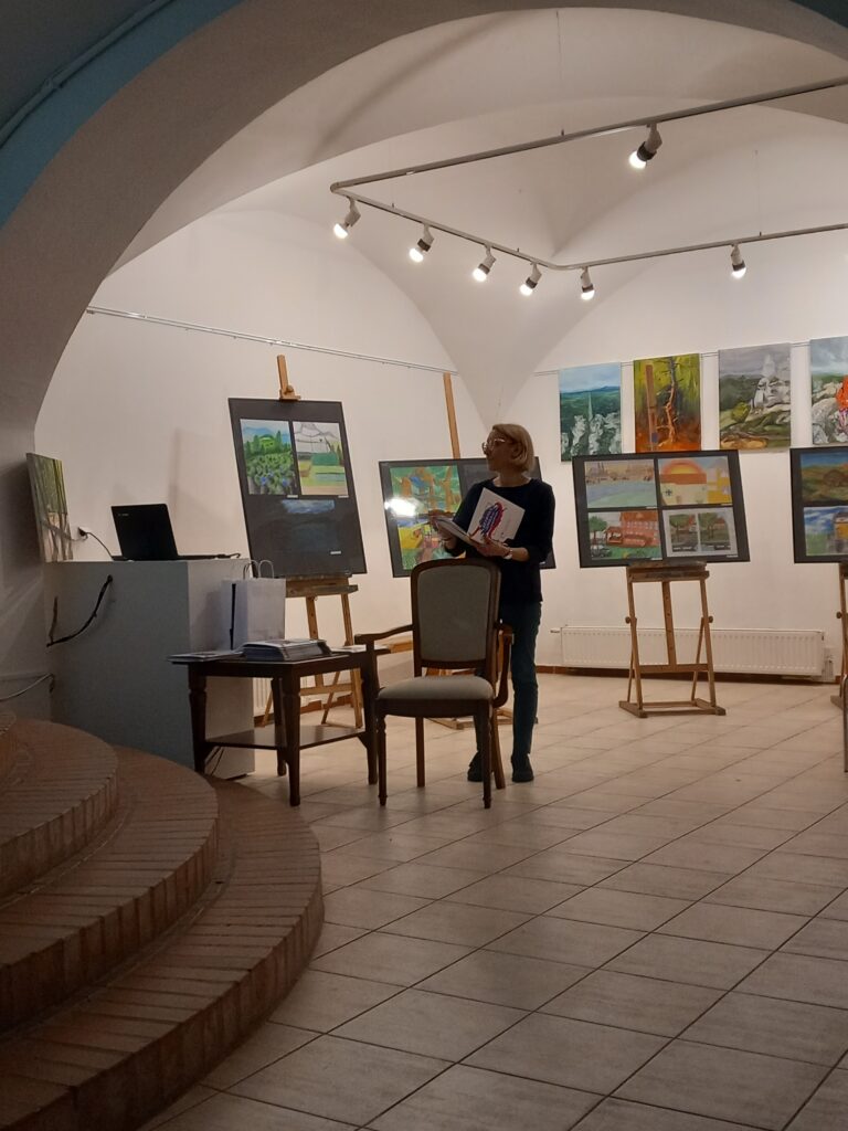 Dyrektor Katarzyna Kubik na wystawie prac "Pejzaże Miejsc".