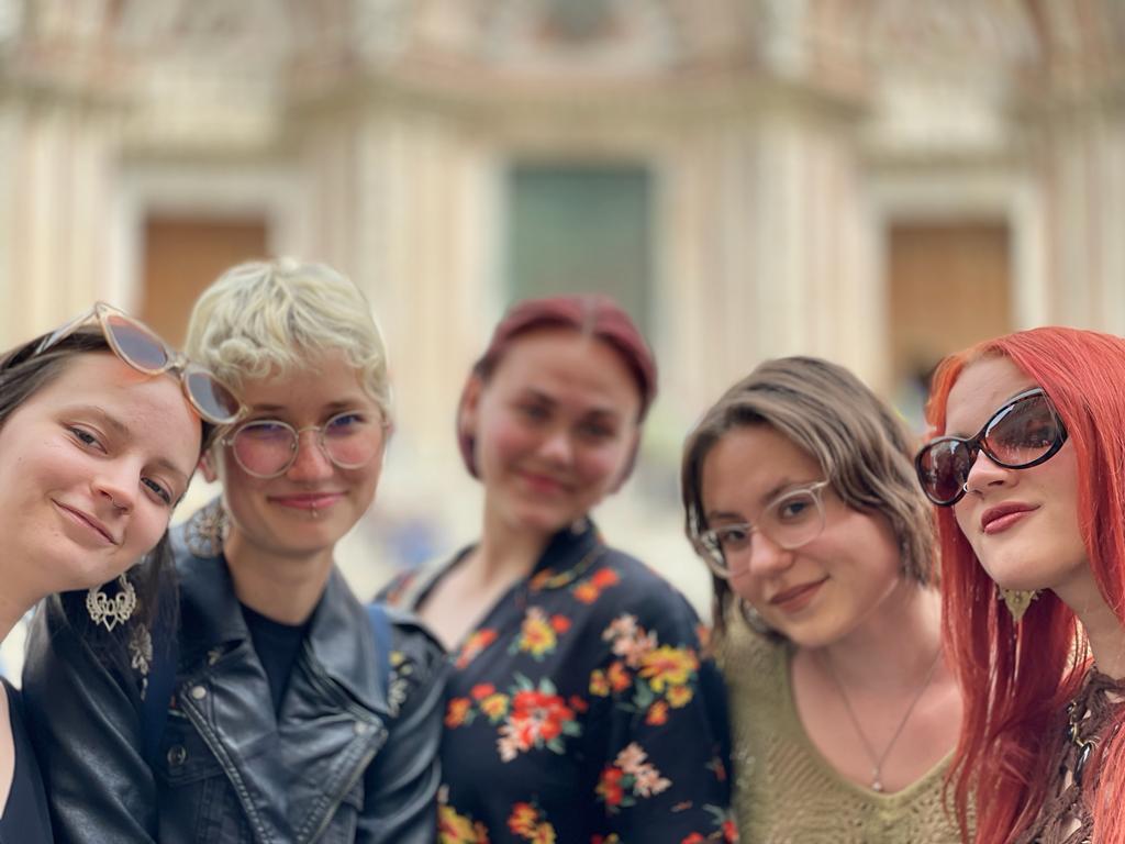 Zdjęcie 5 uśmiechniętych uczennic na wycieczce w Toskanii