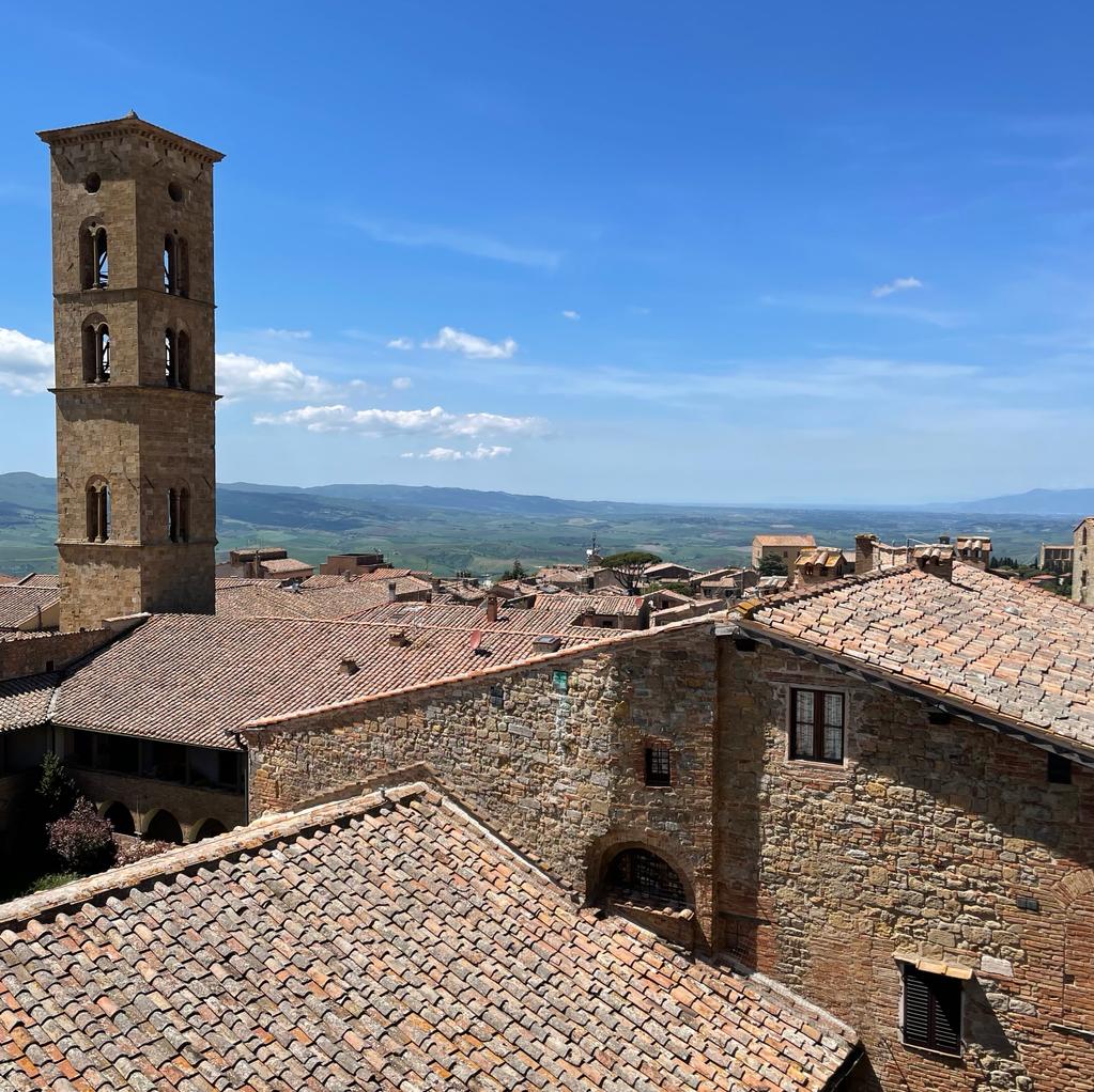 Wieża i dachy domów w Toskanii