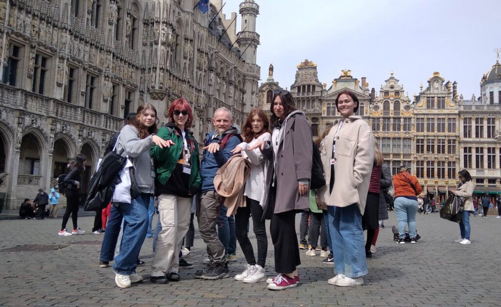 Uczennice z Panem Łukaszem Piotrowskim na rynku belgijskiego miasta. Uczniowie z Panem Łukaszem Piotrowskim na rynku belgijskiego miasta.