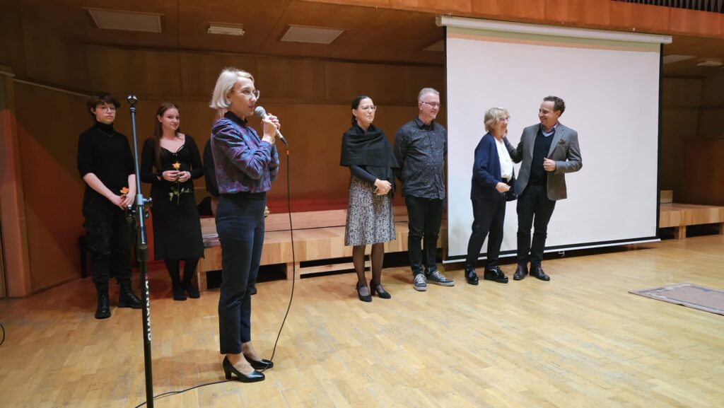 Pani Dyrektor Katarzyna Kubik przemawiająca na obchodach Dnia Edukacji Narodowej.