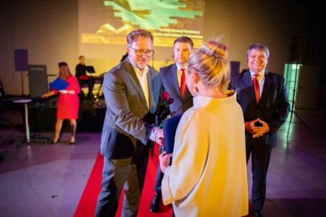 Pani Joanna Preuhs przyjmuje gratulacje od zastępcy prezydenta.
