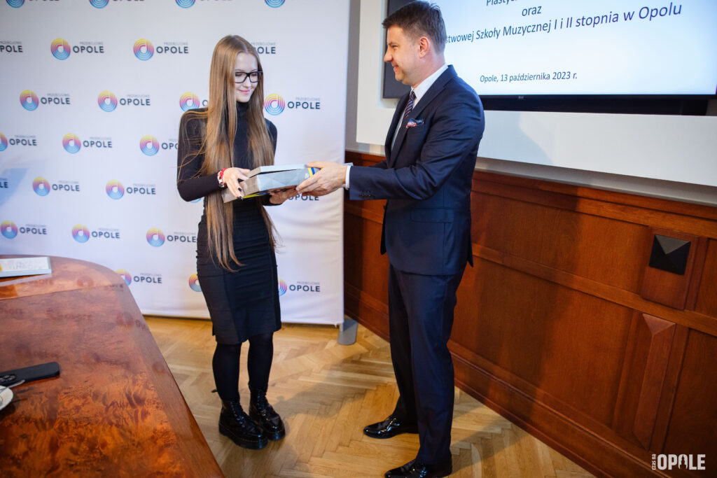 Marta Myślińska otrzymuje stypendium Prezydenta Miasta
