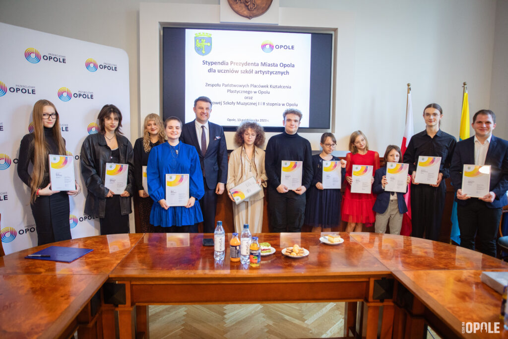 Stypendyści 2023 z Prezydentem Miasta Arkadiuszem Wiśniewskim