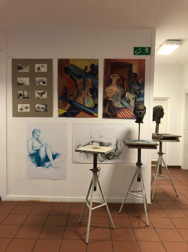 Prace uczniów na wystawie klas